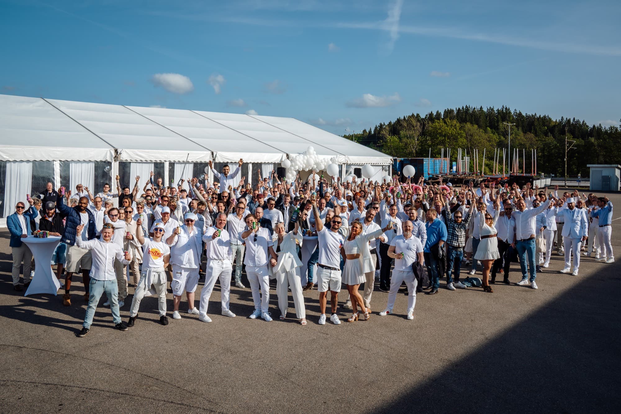 Gäster samlade utanför tältmiljön under Brandt White Party.