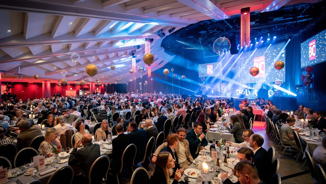 Eventproduktion med scenljus och gäster